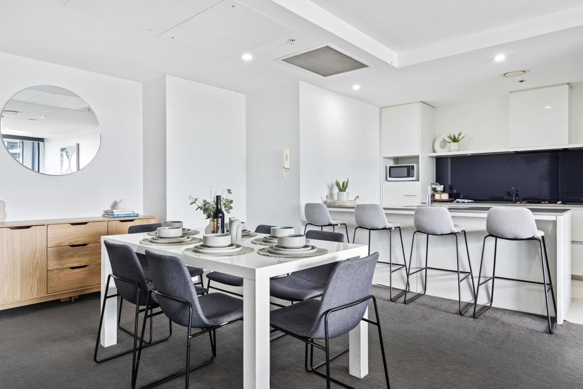 Circle On Cavill - Qstay Gold Coast Exterior photo