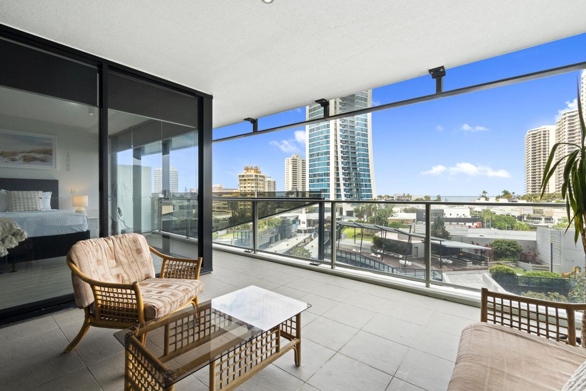 Circle On Cavill - Qstay Gold Coast Exterior photo